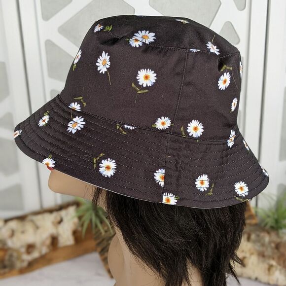Alice + Olivia\'s Ao X Fabfitfun Reversible Bucket Hat In Daisy Print main image 11